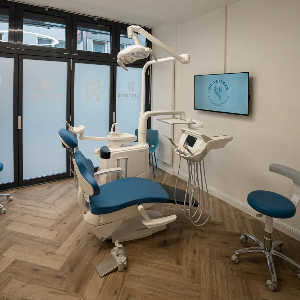 Angenehmer Zahnarztstuhl für eine umfassende Beratung für Ihre Veneers in Köln