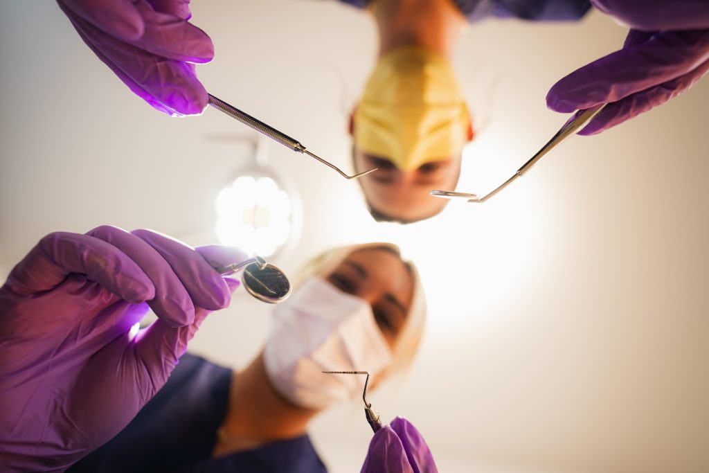 Trainierte Assistenten behandeln Zahnfleisch als Beispiel einer Parodontitis Behandlung in Köln